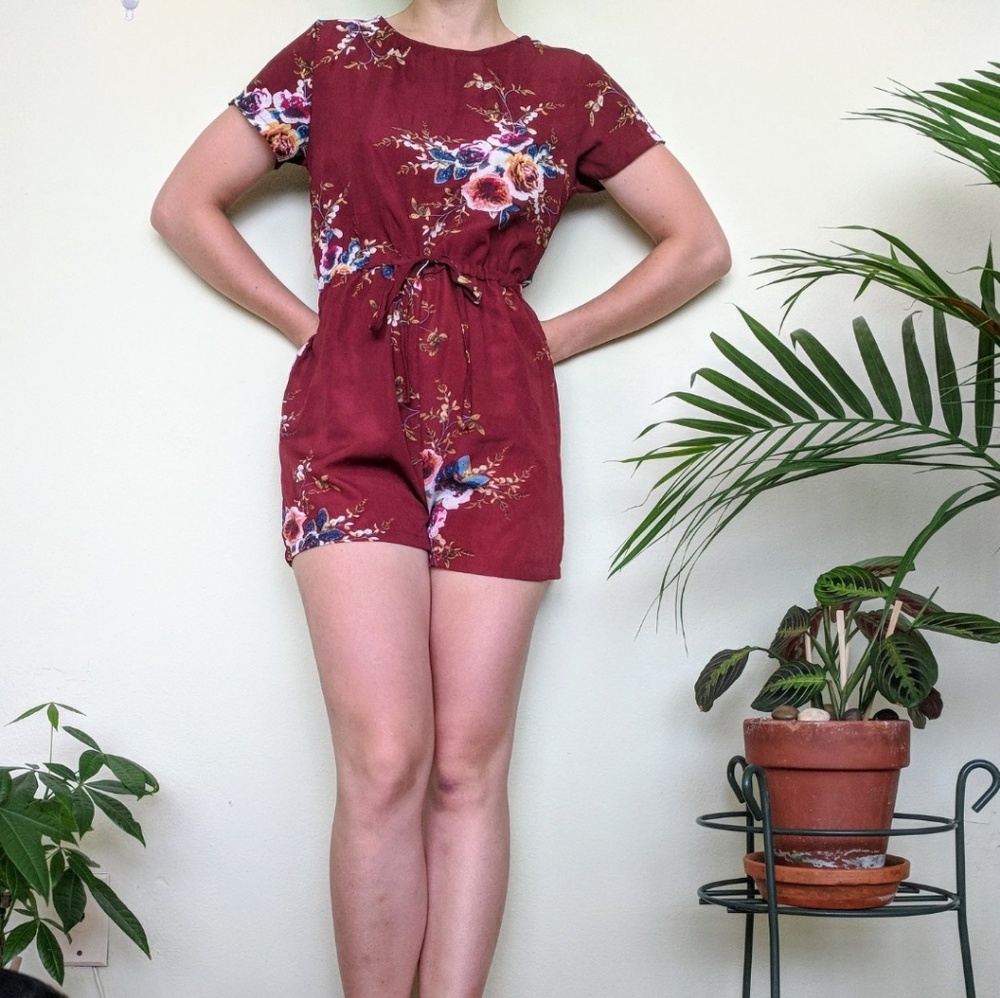Lovely burgundy romper with flower detail 🌻